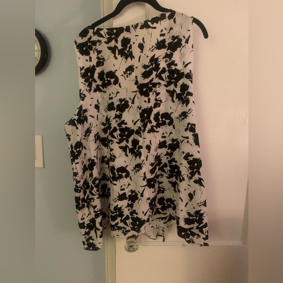 Simply Vera Vera Wang Black and White Floral Sleeveless Blouse - Picture 4 of 11